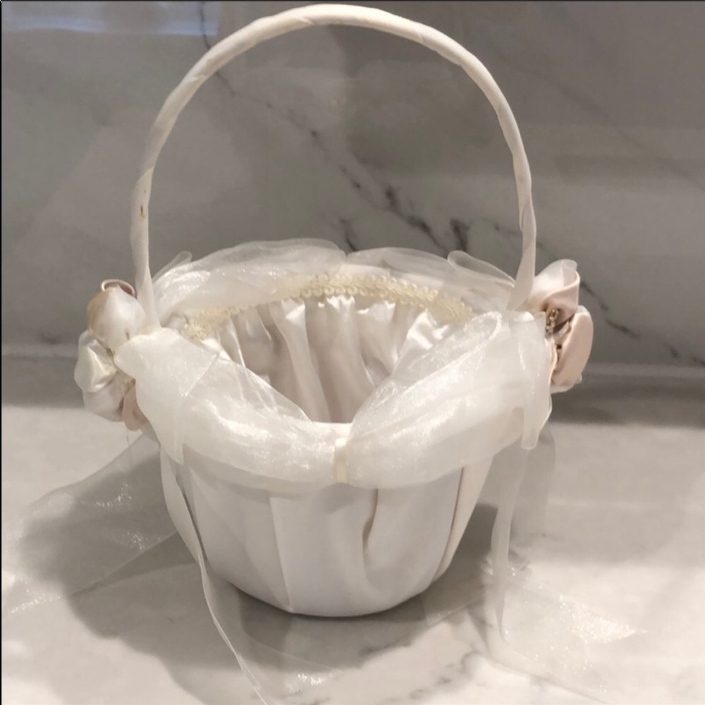 White wedding basket for flower girls